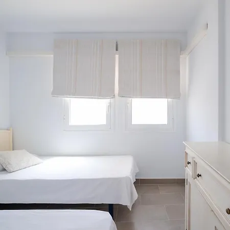 Homeforguest Con Piscina A 50m Del Mar En La Caleta Apartment