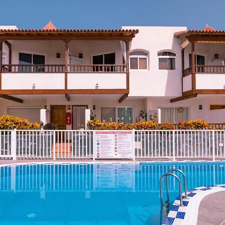 Homeforguest Con Piscina A 50m Del Mar En La Caleta אדחה