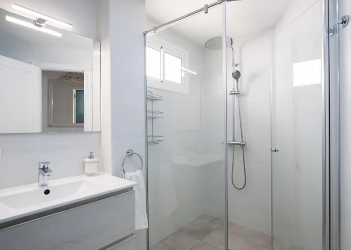 Homeforguest Con Piscina A 50m Del Mar En La Caleta Lägenhet *